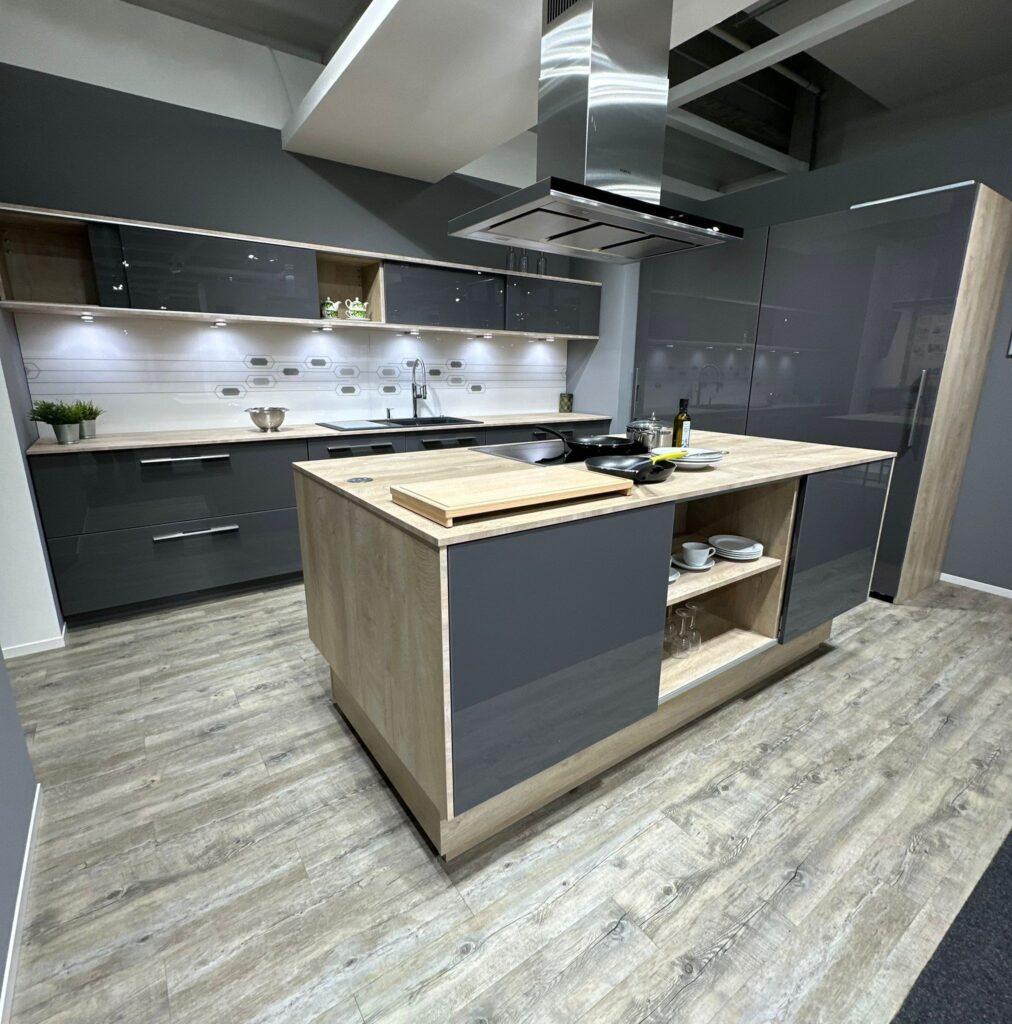 Kuhinja s centralnim otokom i drvenim detaljima: Wood Line D86