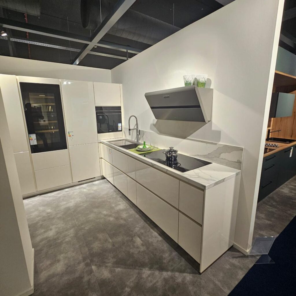 Moderna minimalisticka kuhinja s linerarnim rasporedom W39
